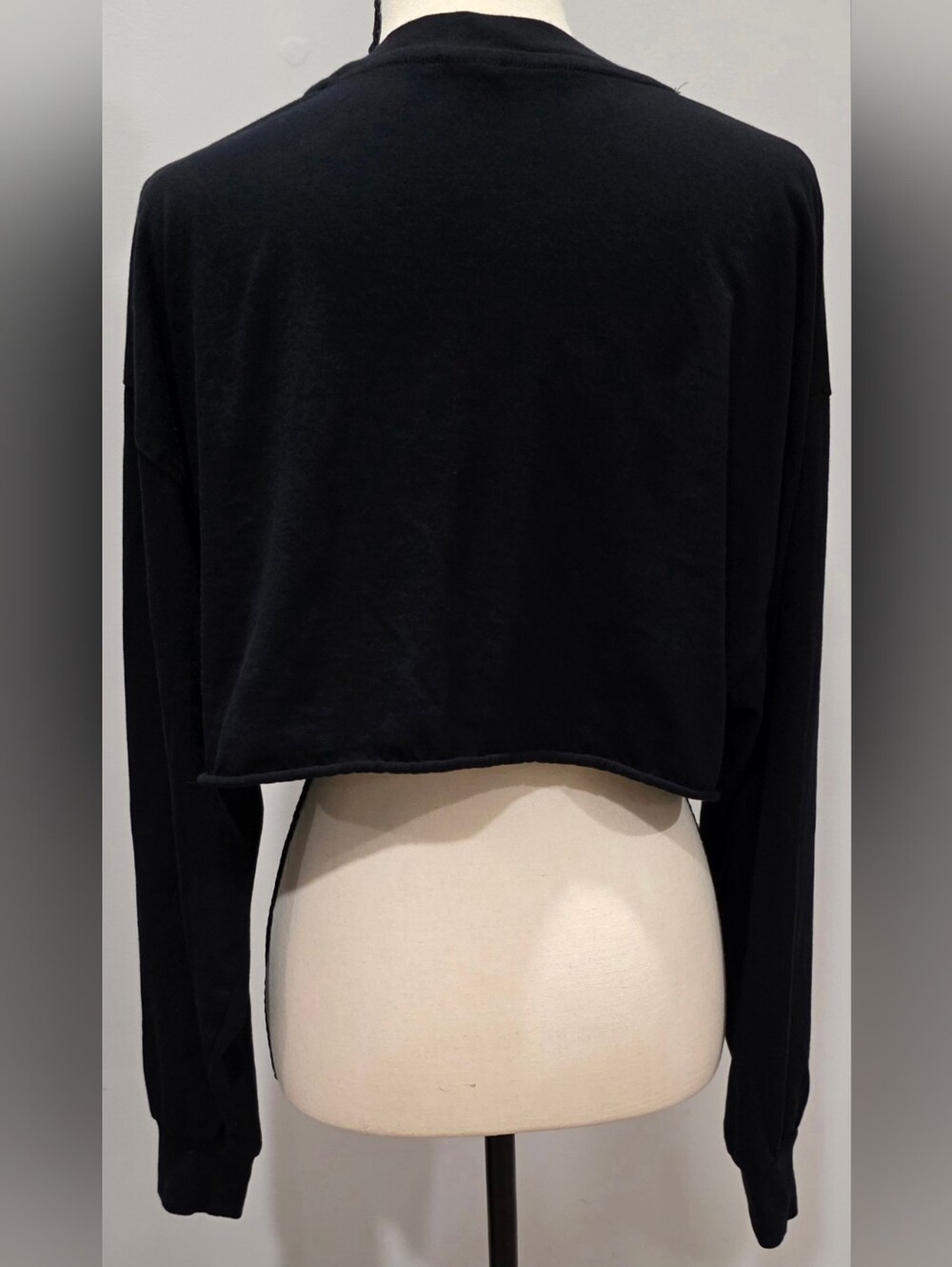 Aritzia Tna Tour Cropped Longsleeve • Black • Size M • Cotton Raw Hem - Picture 3 of 8